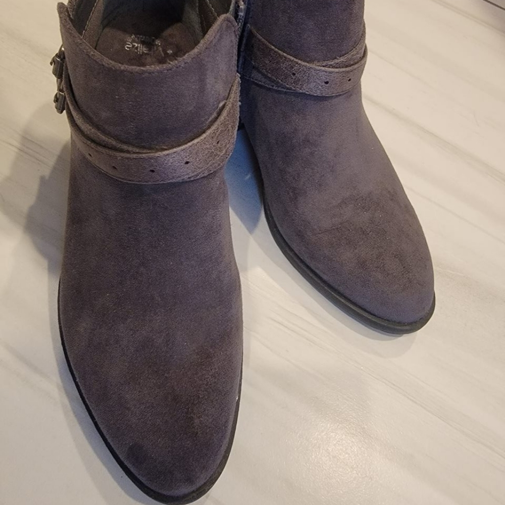 Sonoma grey wolfhound suede boots sz 7 - like new
